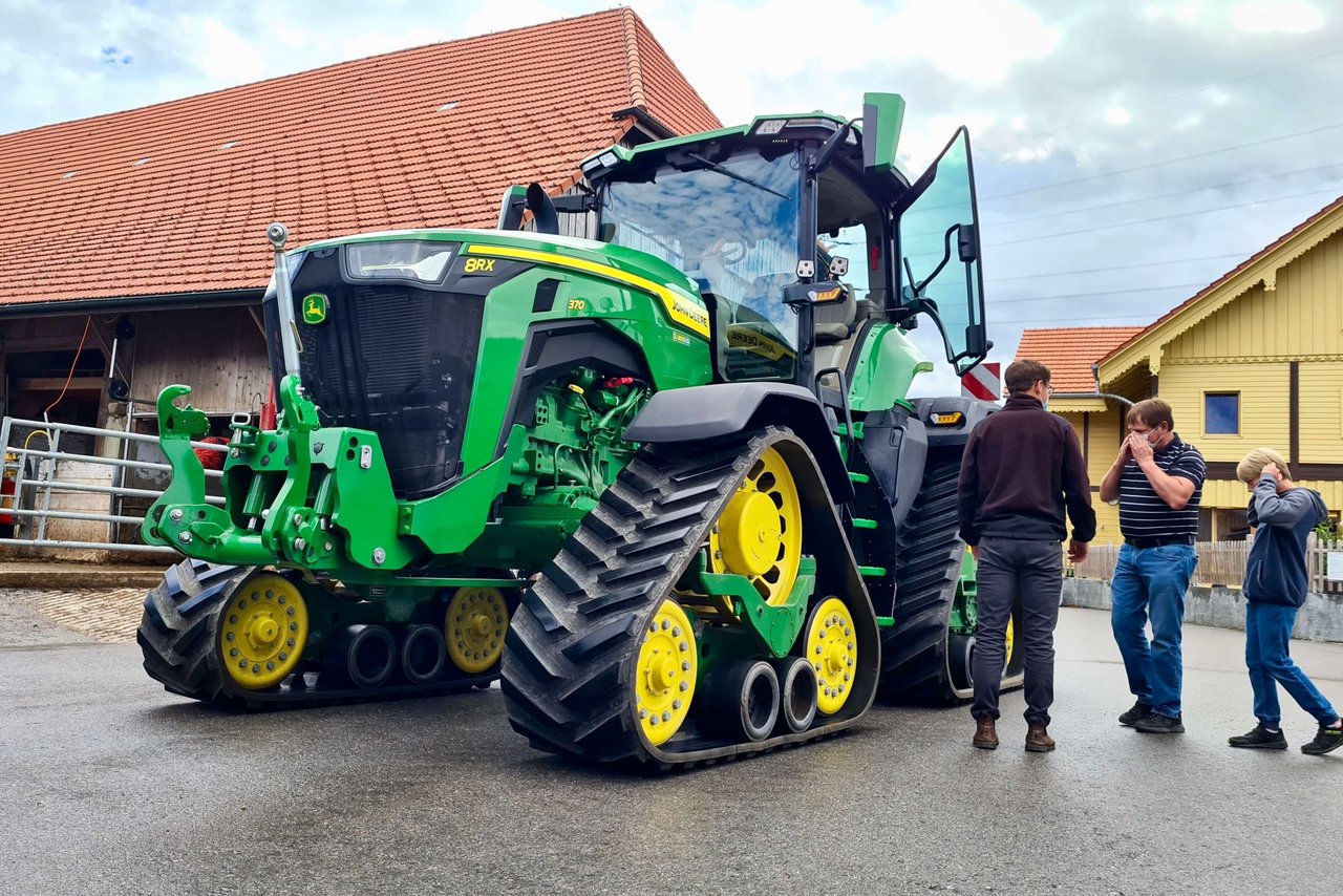 John-Deere 8RX 370 Raupentraktor in Pierrafortscha FR. (Bild: «die grüne» / Beat Schmid)