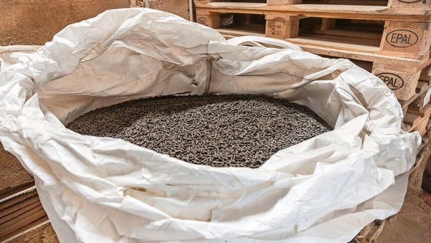 Hühnermistpellets sind auf der Betriebsmittelliste des FiBLs aufgelistet. Sie werden meistens auf Biobetrieben eingesetzt, welche sich auf Ackerbau spezialisiert haben und auf welchen wenig Hofdünger anfällt.