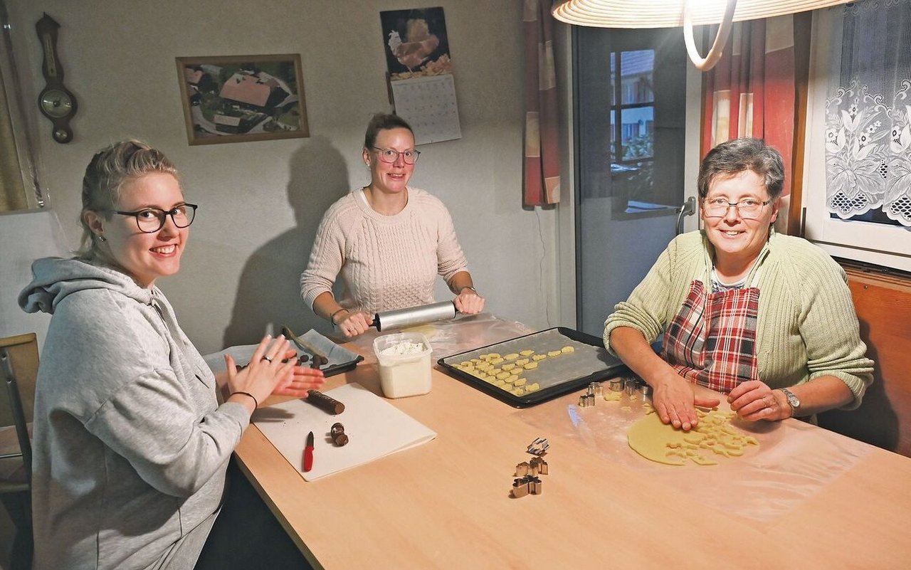 Käthi Dutly, Vera Perler und Ursula Dutly (v. r. n. l.) sind ein eingespieltes Team. Jedes Güetzi von den 100 Kilo wird sorgfältig und einzeln von Hand ausgestochen. 