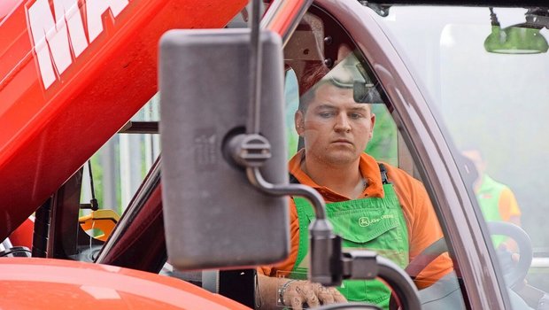 Mit voller Konzentra Mit voller Konzentration dabei: Praxisnähe soll auch in der revidierten Grundbildung zentral bleiben.