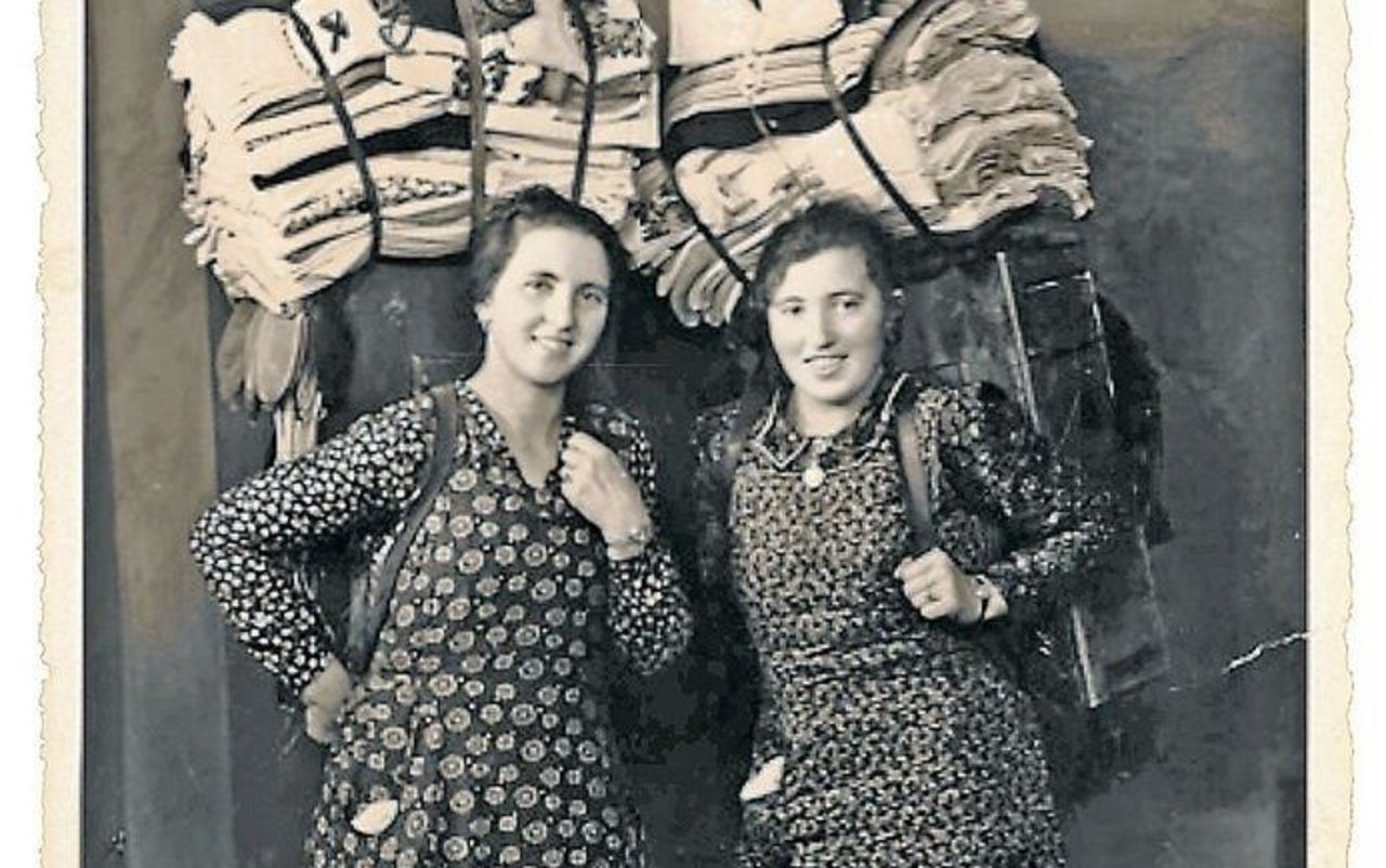 Viola Resenterra (rechts) und ihre Schwägerin Elena Fiorenza in den 40er-Jahren mit ihren vollen Cassèla. 