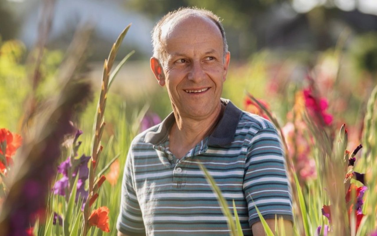 Hans Hagenbuch betreibt in Oberlunkhofen AG und Umgebung seit 30 Jahren Schnittblumenfelder. Bild: Pia Neuenschwander