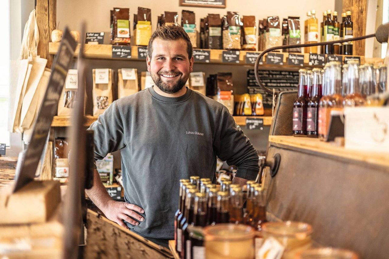 Lukas Glauser setzt in seinem Hofladen in Wichtrach konsequent auf regionale Bio-Produkte. Die Preise sind deshalb etwas höher, aber für Glauser muss die Qualität stimmen.