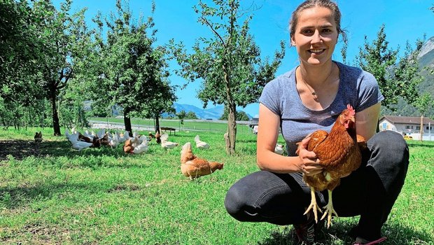 Die neue Geschäftsführerin des Zuger Bauernverbandes. Erika von Euw wohnt auf dem Bauernhof ihrer Eltern in Ingenbohl und liebt den Umgang mit den Tieren. Hier im Auslauf der Legehennen. 