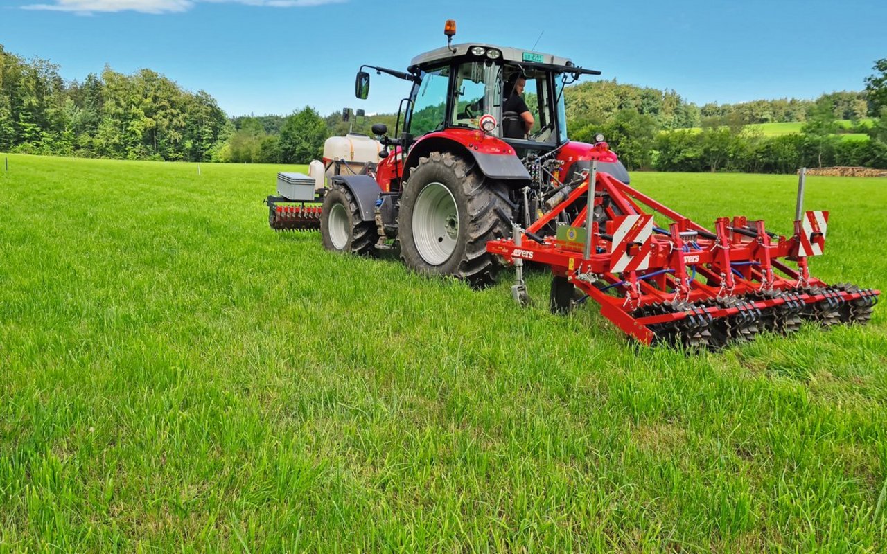 Die Tiefenlockerung beim Grasland hat beim Versuch des landwirtschaftlichen Instituts Grangeneuve bereits beim ersten Schnitt nach der Massnahme einen Mehrertrag von bis zu 20 Prozent abgeworfen. Es werden jedoch noch weitere Schnitte ausgewertet. Bild: Beat Schmid