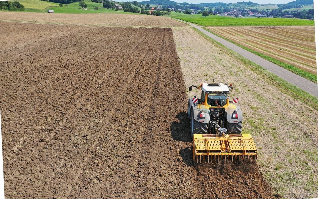 Mit einer Spatenmaschine wird hier verdichteter Boden aufgelockert ...