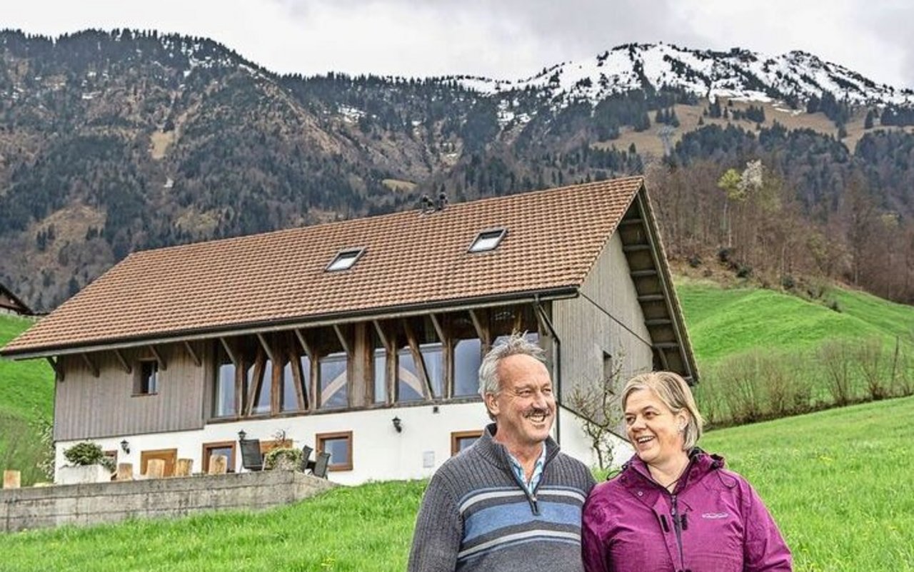 Paul und Margrit Odermatt stehen vor dem Gästehaus.