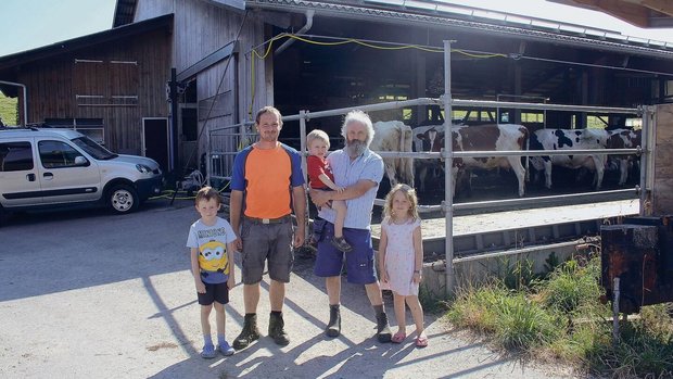 Drei Generationen au Drei Generationen auf einen Blick: Leon, Hofnachfolger René Joss, Vater Heiri mit den Enkeln Silvan und Nora (v. l. n. r.). Sie stehen vor dem Milchviehstall der Betriebsgemeinschaft Allenwinden-Berghof.