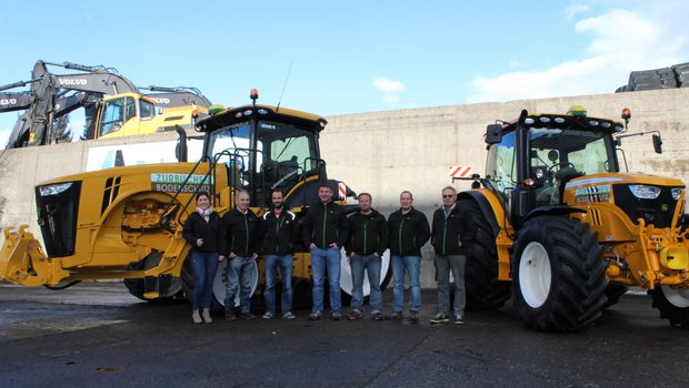 Team von Zurbuchen Bodenschutz vor dem neuen JohnDeere Raupentraktor. (Bild zVg)
