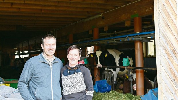 Die Ausbildung führt Die Ausbildung führte Sarah Overney und ihren Mann Christoph zusammen. Die beiden führen den Betrieb gemeinsam, beide erledigen Arbeiten im Stall und im Haus.