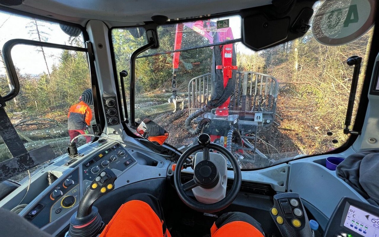 Mit der Rückfahreinrichtung am Valtra N 174 kann der Holzrückewagen von der Kabine aus bedient werden. 