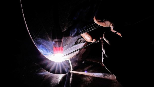 Komplexe Reparaturen Komplexe Reparaturen am Traktor mithilfe von Softwares selber tätigen? Smarte Telematik-Systeme können Störungen bereits orten, bevor sie eintreten. Das könne Vorteile haben, meint Roman Engeler von Landtechnik Schweiz.