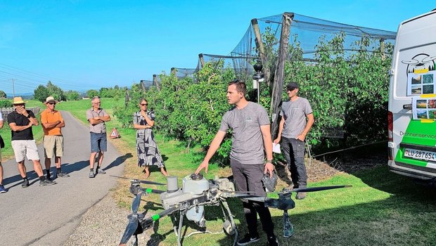 Philipp Schmidli und Martin Niederberger (r.) von den Agrarpiloten Zentralschweiz präsentieren den Weinbauern auf dem Betrieb vom Südhang in Eschenbach den Einsatz der Drohne für den Pflanzenschutz im Rebbau.
