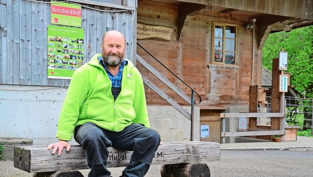 Hinweisschilder und Hinweisschilder und Infotafeln führen Besucher(innen) über den Betrieb von Beat Gerber. Er vermittelt gerne Wissen, stellt aber fest, dass Geduld und Aufmerksamkeit bei Führungen abgenommen haben.