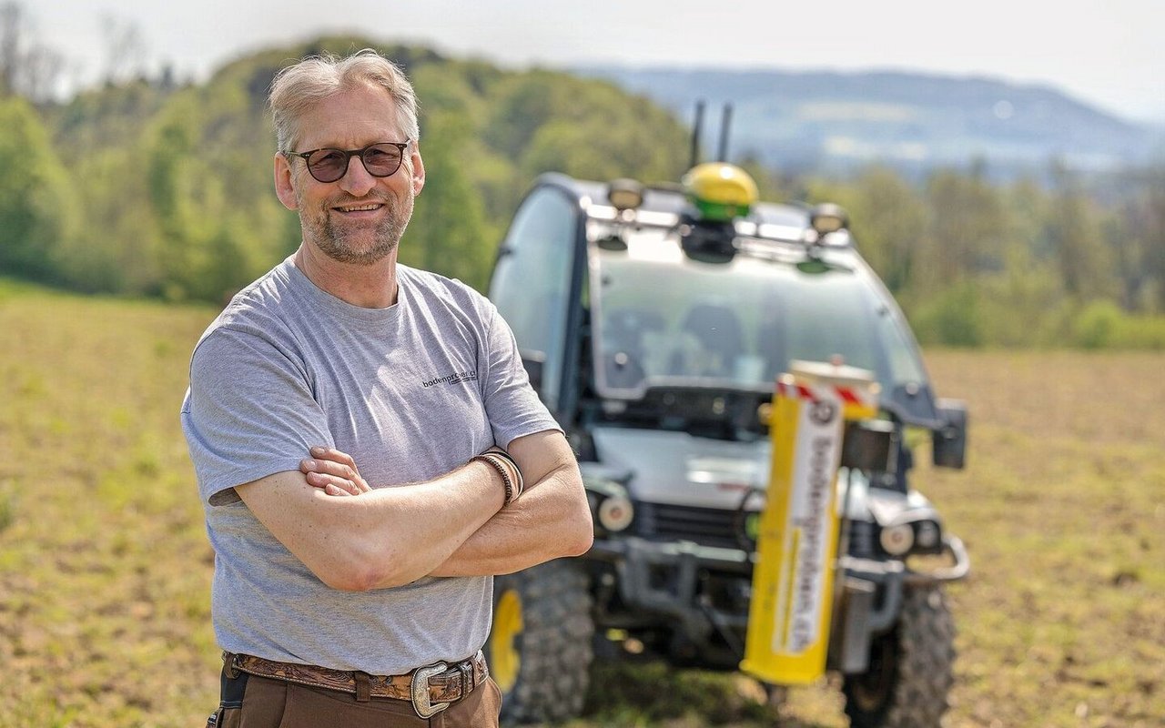 Joe Santo steht mit verschränkten Armen vor dem John Deere-Gator, mit dem die Bodenproben gestochen werden.