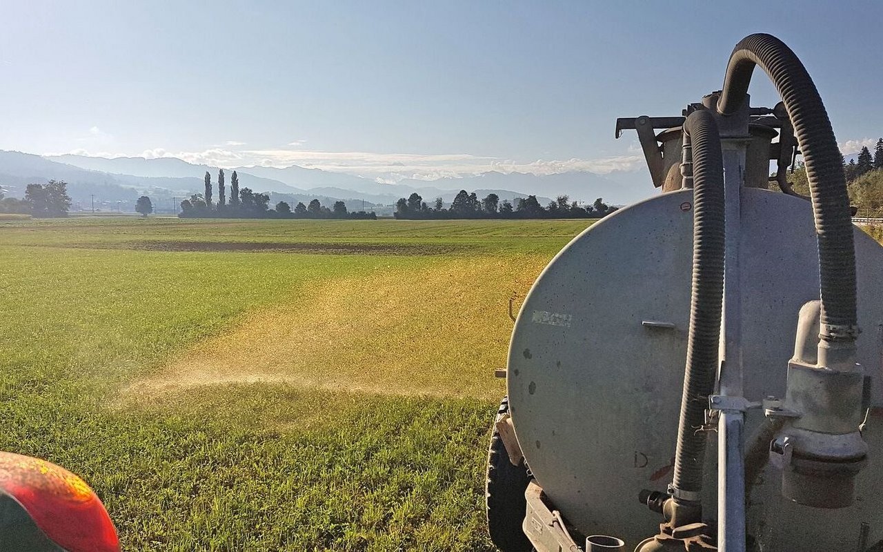 Der Breitverteiler hat ausgedient. Entweder rüsten Schweizer Landwirte das Güllefass noch mit einem Schleppschlauch-Gestänge auf oder sie müssen das Güllefass endgültig «in Rente» schicken.