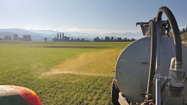 Der Breitverteiler hat ausgedient. Entweder rüsten Schweizer Landwirte das Güllefass noch mit einem Schleppschlauch-Gestänge auf oder sie müssen das Güllefass endgültig «in Rente» schicken.