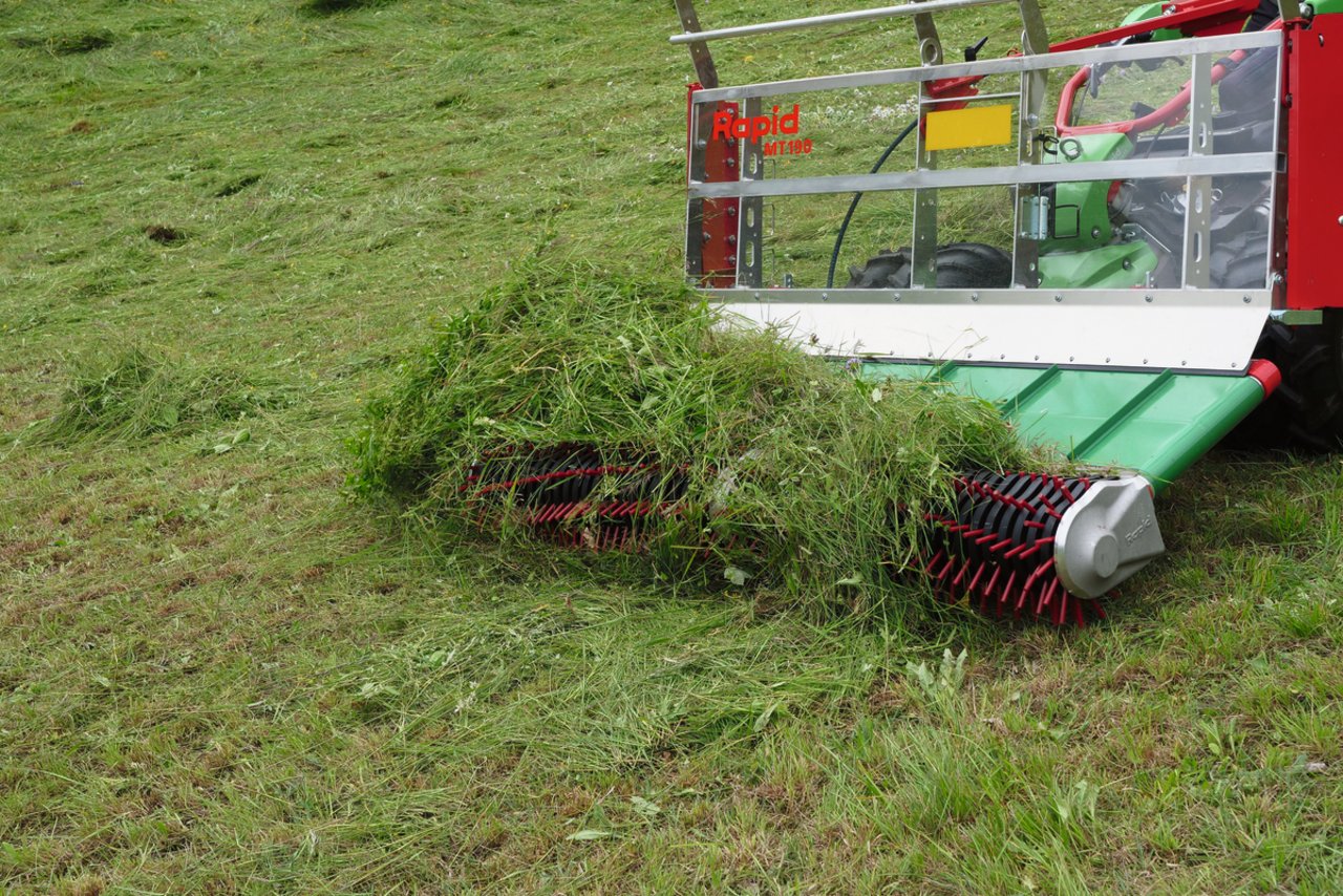 Der Multi-Twister nimmt das Futter mit elastischen «Zinken» vom Boden auf und fördert es mit einem Querband zum Schwad. Bild: Beat Schmid