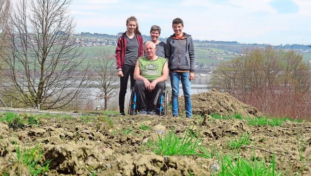 Die Bauernfamilie Iseli hat schwere Zeiten durchgemacht (v.l): Andrea, Marianne und Florian Iseli und im Rollstuhl Fritz Iseli.