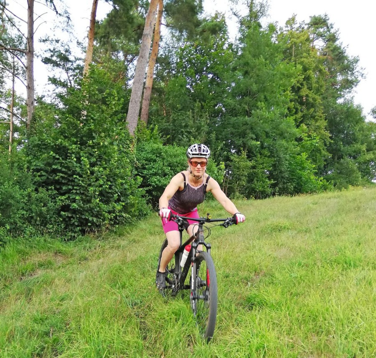 Einmal pro Woche trifft sich Nicole Mühlestein mit Kolleginnen und Kollegen zu einer Biketour, danach zum Beisammensein in einer Beiz. Bild: zVg