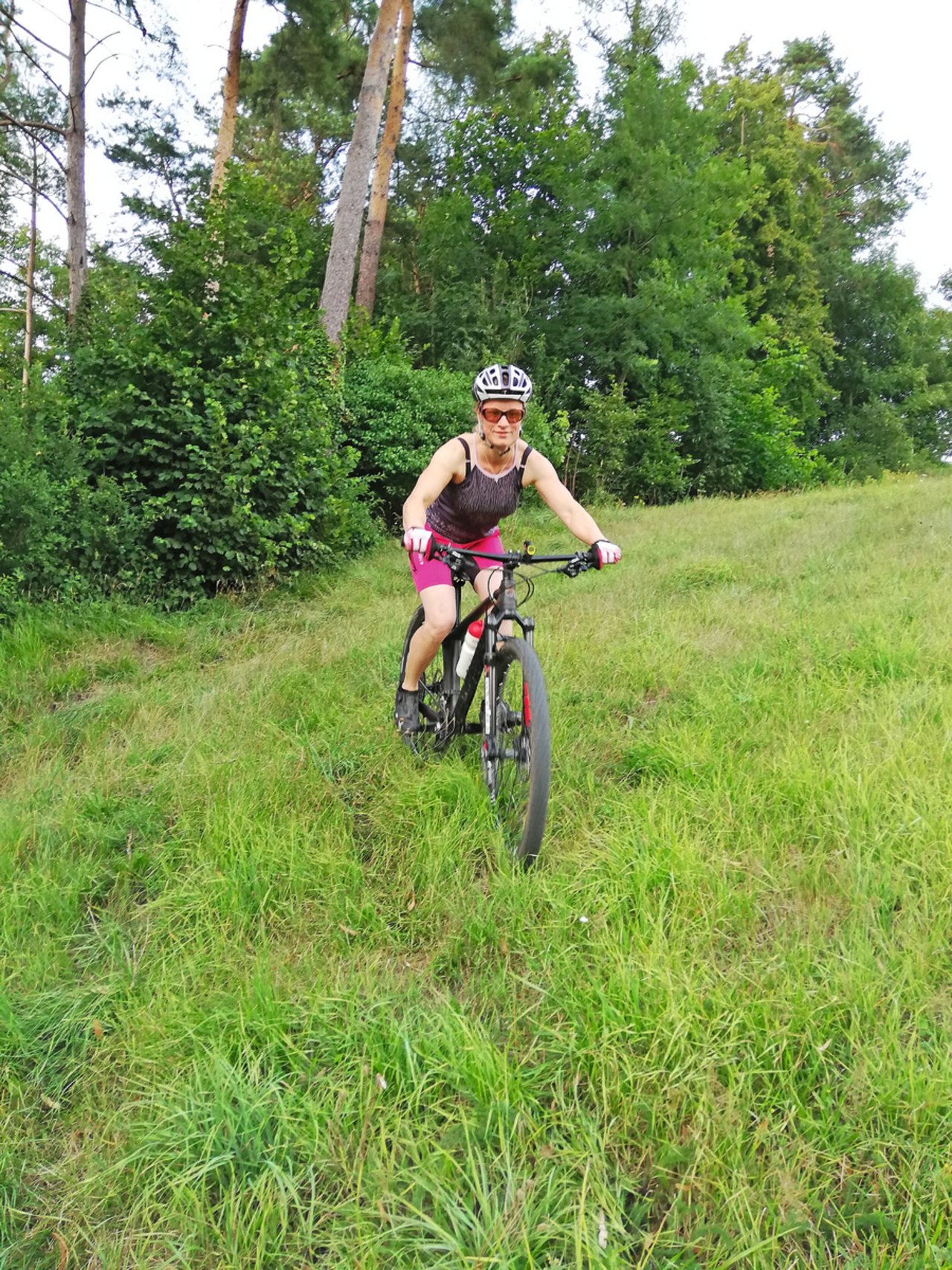 Einmal pro Woche trifft sich Nicole Mühlestein mit Kolleginnen und Kollegen zu einer Biketour, danach zum Beisammensein in einer Beiz. Bild: zVg