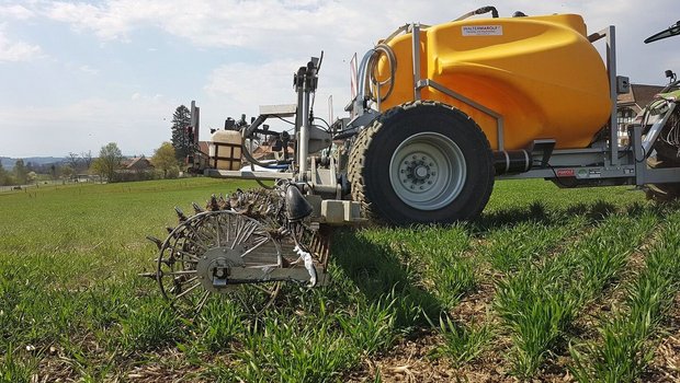 Recyclingdünger wie Ammoniumsulfat aus der ARA, wie sie Martin Häberli und Guido Steger mit ihrer Cultan-Maschine ausbringen, werden erst selten eingesetzt. 