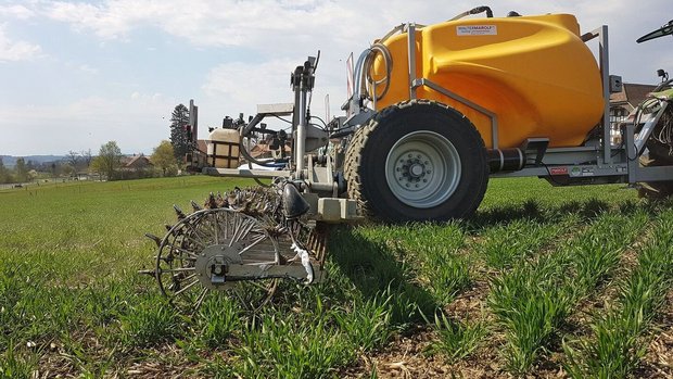 Recyclingdünger wie Recyclingdünger wie Ammoniumsulfat aus der ARA, wie sie Martin Häberli und Guido Steger mit ihrer Cultan-Maschine ausbringen, werden erst selten eingesetzt.