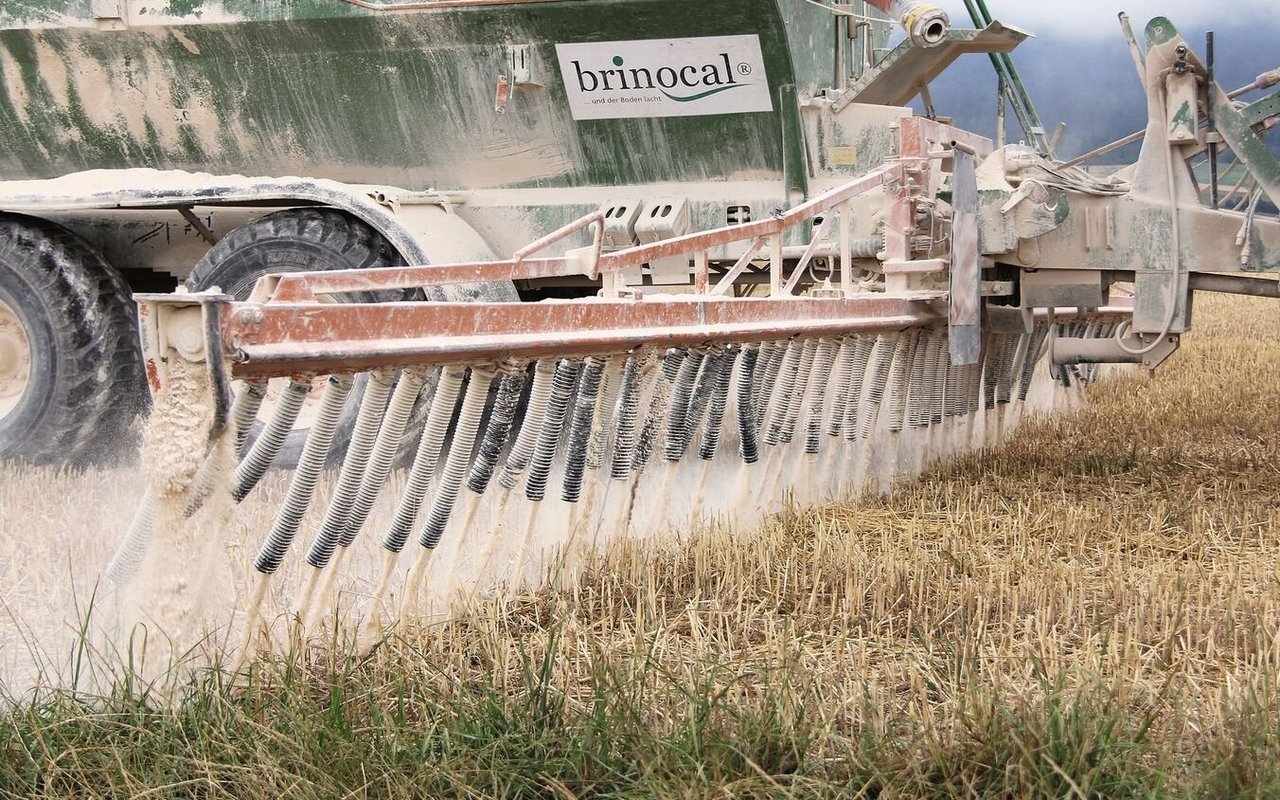 Die kontrollierteste und gleichmässigste Kalkausbringung kann mit einem Kalkstreuer erreicht werden. Besonders, wenn es sich um kleinere Mengen handelt. Zudem vermindert dieser die Staubentwicklung aufgrund der bodennahen Ausbringung.