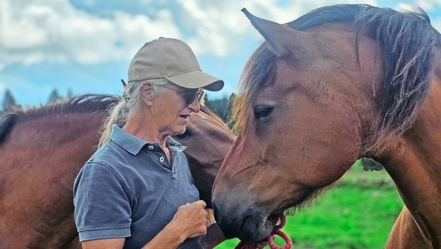 Heidi Gurtner und eine ihrer Urfreiberger-Stuten. Sie haben im Neuenburger Jura ihre Heimat gefunden. Der Erhalt des ursprünglichen Schweizer Kulturguts liegt der Frau am Herzen. 