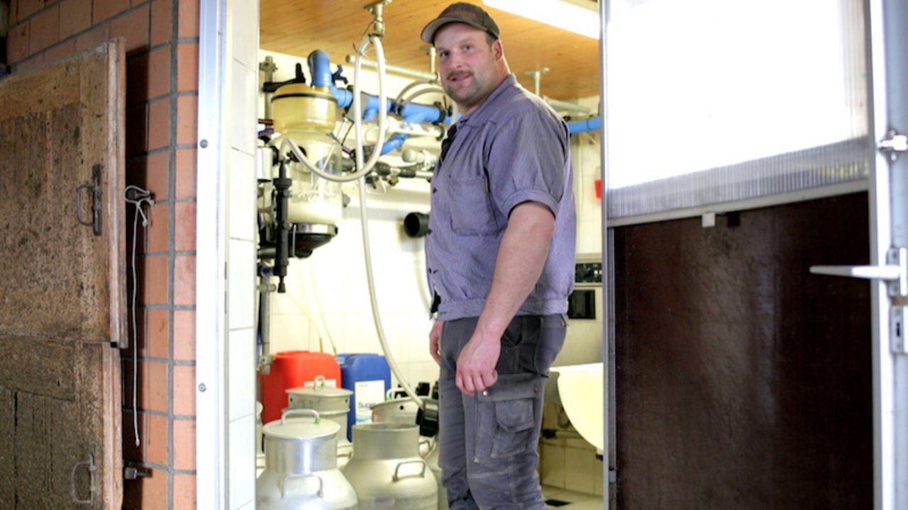 Bauer Sempach ist mit seinem Milchpreis zufrieden. Er produziert silofreie Milch für Emmentaler.
