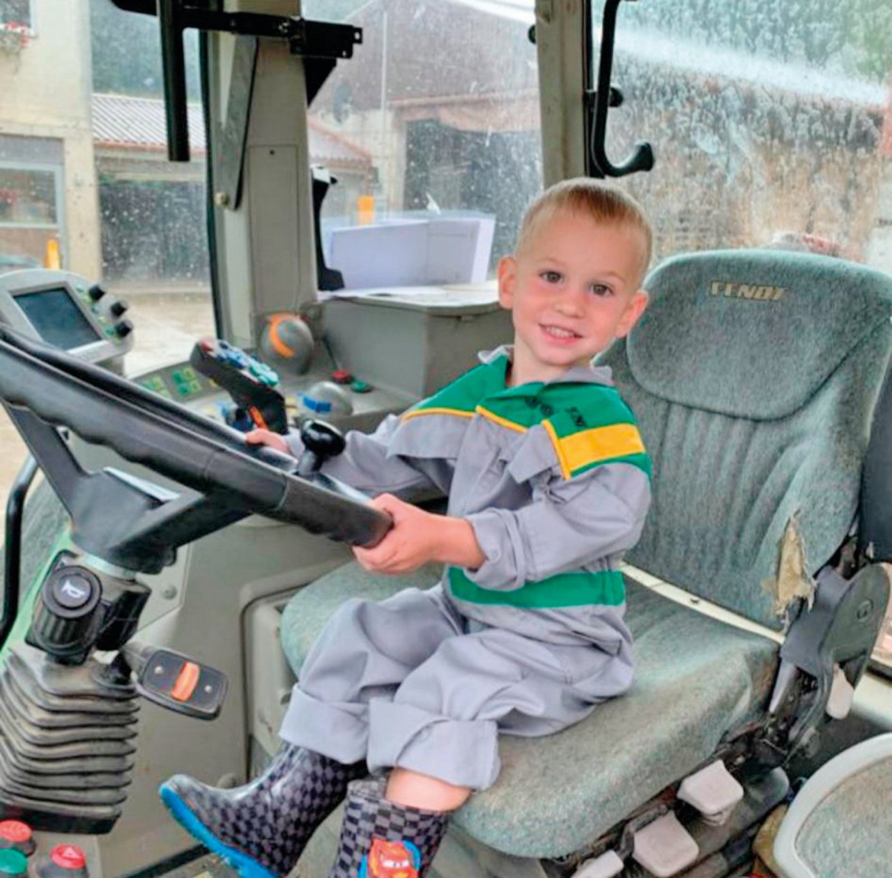 Raphael, der Sohn von Steffi Giger (Redaktorin Ostschweiz, «BauernZeitung») fühlt sich auf Göttis Traktor wohl. Bild: T. Vögele