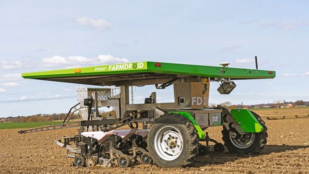 Der Farmdroid holt s Der Farmdroid holt sich die Antriebsenergie über vier Solarmodule und ist ein Leichtbau-Feldroboter für das Säen und Hacken.