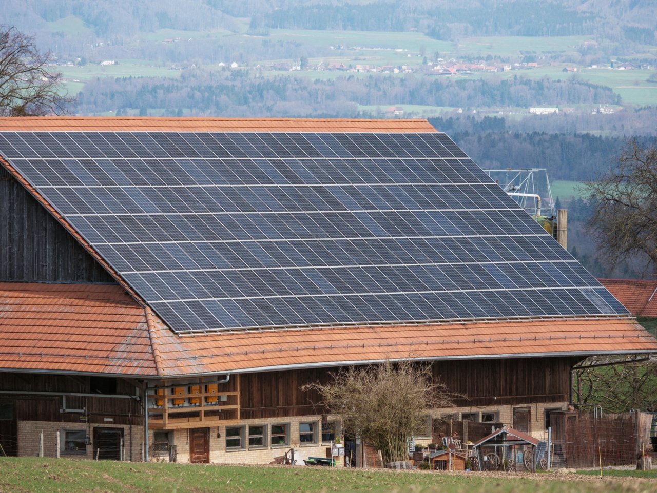 Typisches Beispiel eines Solardaches, bei dem vor allem wirtschaftliche und kaum ästhetische Faktoren beachtet wurden. Bild: David Eppenberger