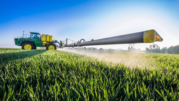 Einsatz von Pflanzenschutzmitteln mit einer John Deere-Feldspritze. Bild: zVg