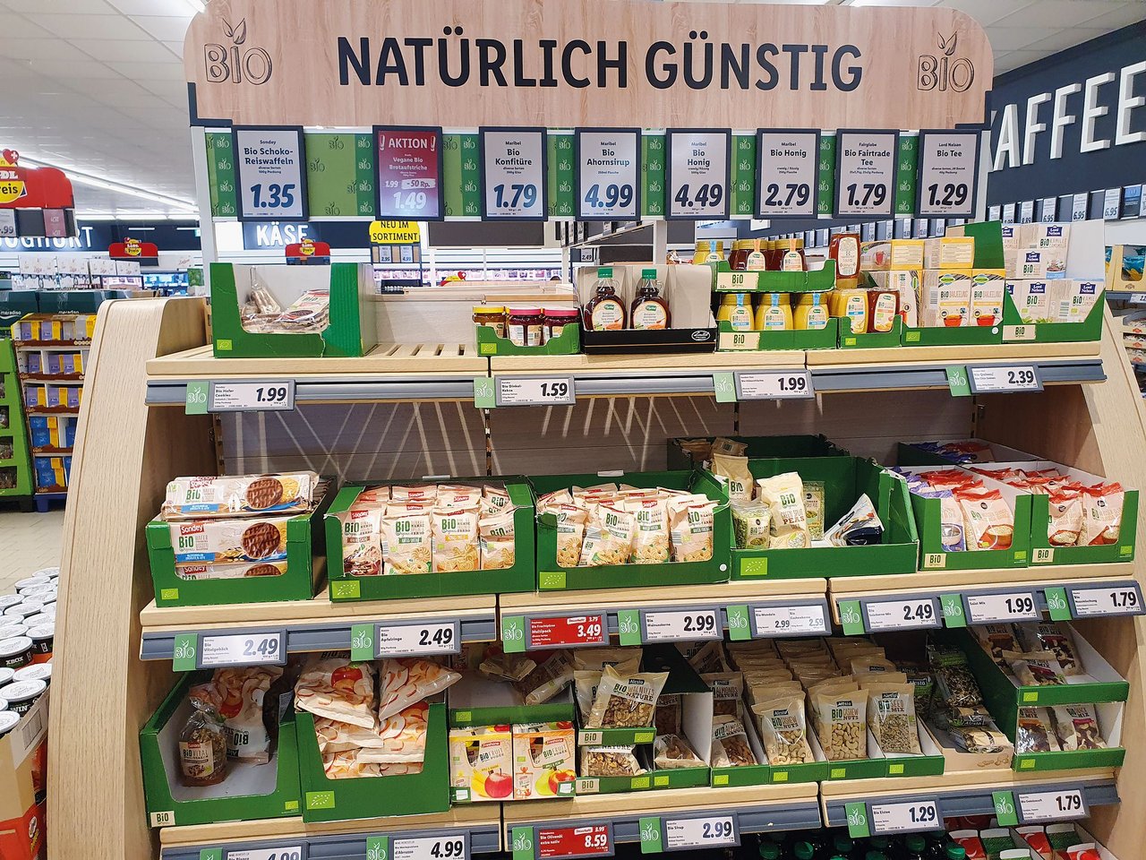 Bio-Gestell in einer Schweizer Lidl-Filiale: Hier werden Labelprodukte nicht mit konventionellen Produkten vermischt, sondern separat angeboten.Bild: Michael Götz