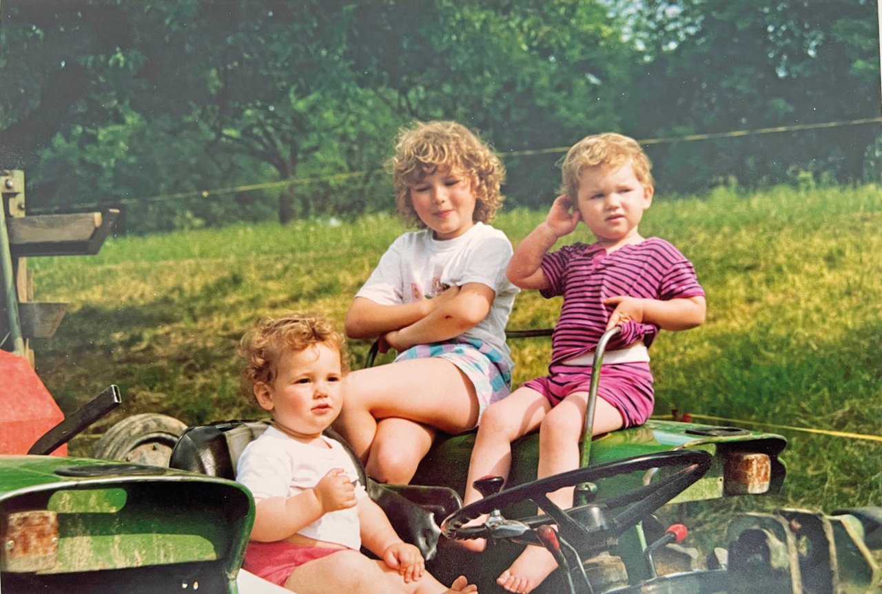 «die grüne» Tierhaltungs-Redaktorin Martina Rüegger (rechts) mit Schwester Karin, am Steuer Bruder Andreas. Bild: Daniela Rüegger