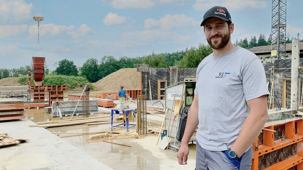 Bauherr Christian Gr Bauherr Christian Grüter vor der Baustelle mit dem Fundament für den Milchvieh-Laufstall. Bald wird aufgerichtet. Die höheren Preise für Stahl und Beton spürte er.