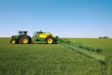 Feldspritze John Deere R962i zum Austragen von Pflanzenschutzmitteln. Bild: zVg 