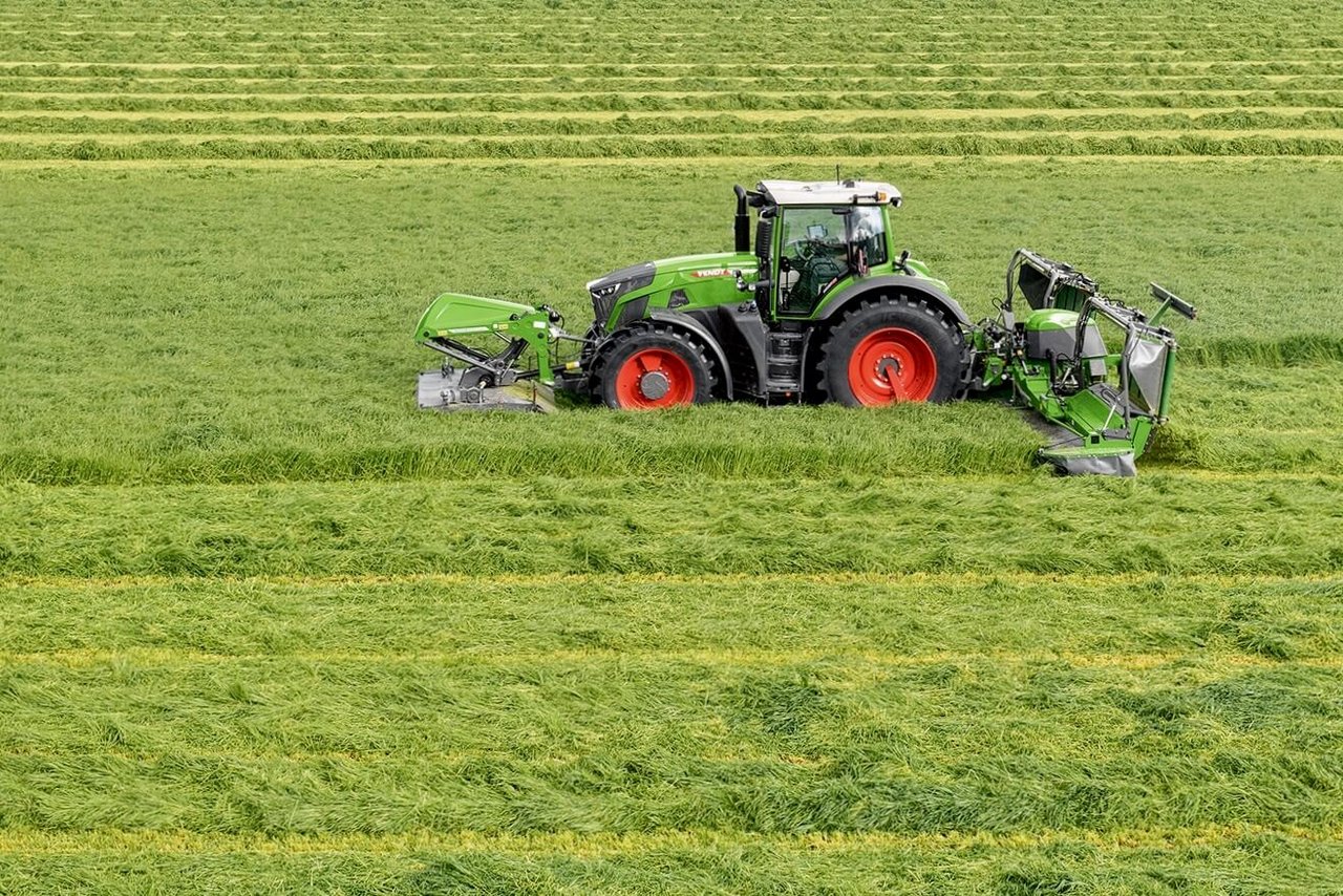 Fendt 900 Vario-Traktor mit Fendt Mähwerk bei der Futter-Ernte. Bild: zVg