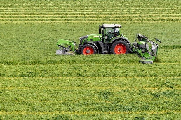 Alles im grünen Bereich: Fendt will 2020 rund 20’000 Traktoren verkaufen Fendt 900 Vario-Traktor mit Fendt Mähwerk bei der Futter-Ernte. Bild: zVg