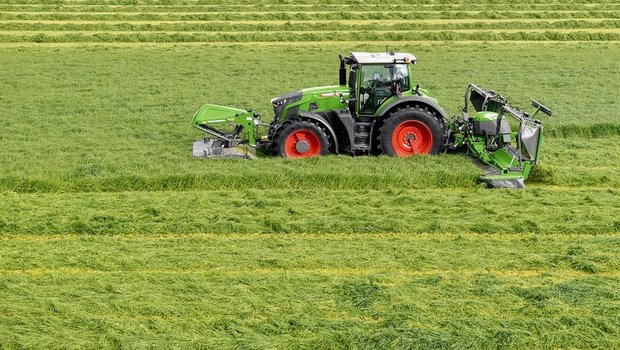 Fendt 900 Vario-Traktor mit Fendt Mähwerk bei der Futter-Ernte. Bild: zVg