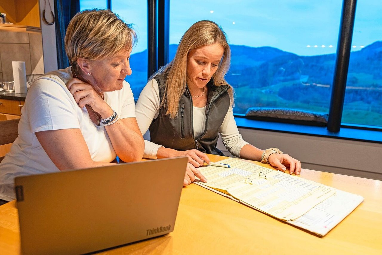 Aktuell managt Sibylle Bader die Rinder und entsprechend auch die Besamungen. Liliane möchte noch viel von ihr lernen – sowohl im Haushalt als auch im Stall. 