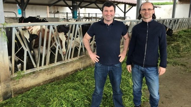 Milchbauer Christof Baumgartner (links) und Swissveg-Präsident Renato Pichler auf dem Milchbetrieb in Märwil (TG). (Bild SRF 3)