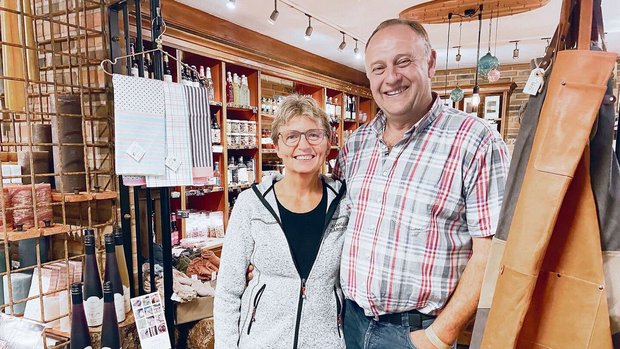 Joan Fjord Tarbensen Joan Fjord Tarbensen und Hans Skovgaard haben die Verantwortung seit 1997 klar aufgeteilt. Sie führt den Hofladen und er den Betrieb. «Er verdient mehr», sagt sie mit einem Schmunzeln.