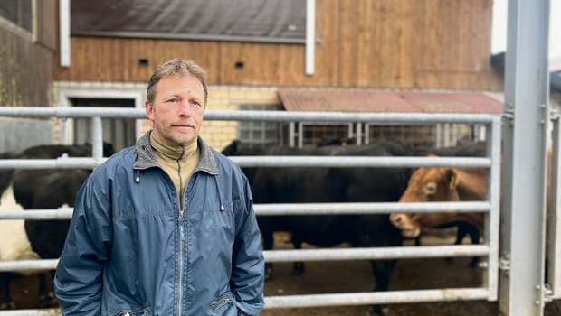 Christian Schütz macht gute Erfahrungen mit  zugekaufter Pflanzenkohle. Die genaue Wirkung will er weiter beobachten. 