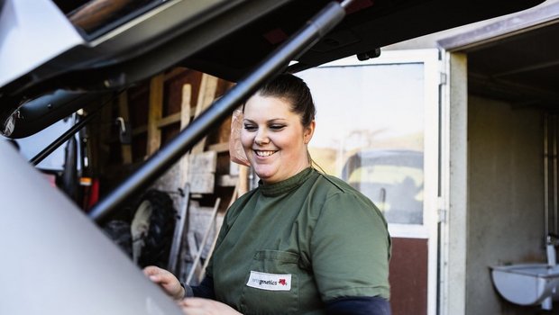 Als Besamungstechnikerin ist Sonja Geiser viel unterwegs. Im Wiggertal kennt sie bereits viele versteckte Ecken. Bild: Pia Neuenschwander