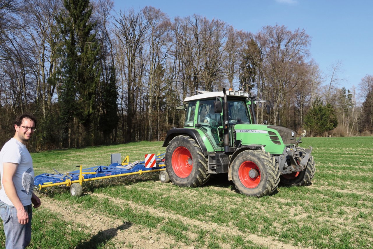 Seit dem Frühling 2020 setzt Christoph Hagenbuch einen neuen Striegel ein. Man müsse jedoch bedenken, dass sich der Aufwand für Arbeit und Traktor verdoppelt. Bild: zVg