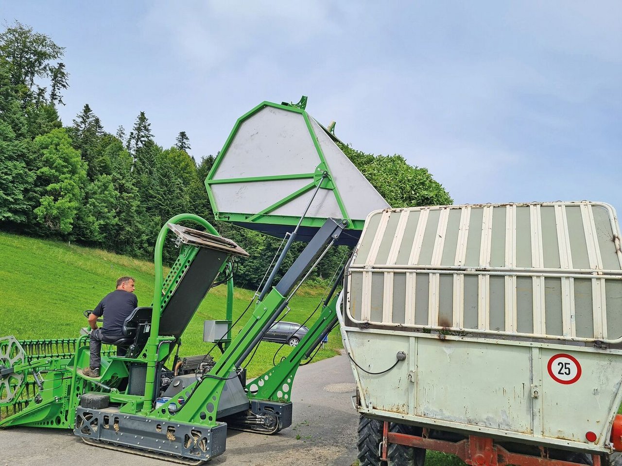 Das Raupenfahrwerk ist bodenschonend und hangtauglich. Alle Antriebe erfolgen hydraulisch. Die Kräuter werden mit einem Rollboden überladen.