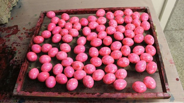 Eier färben an Ostern Punke Eier sind zum Trocknen ausgelegt.