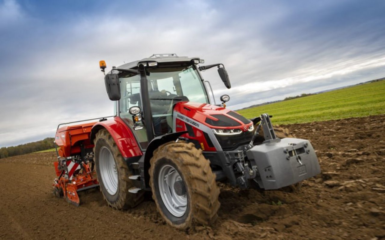 Ein Massey Ferguson-Traktor MF 5S.145 